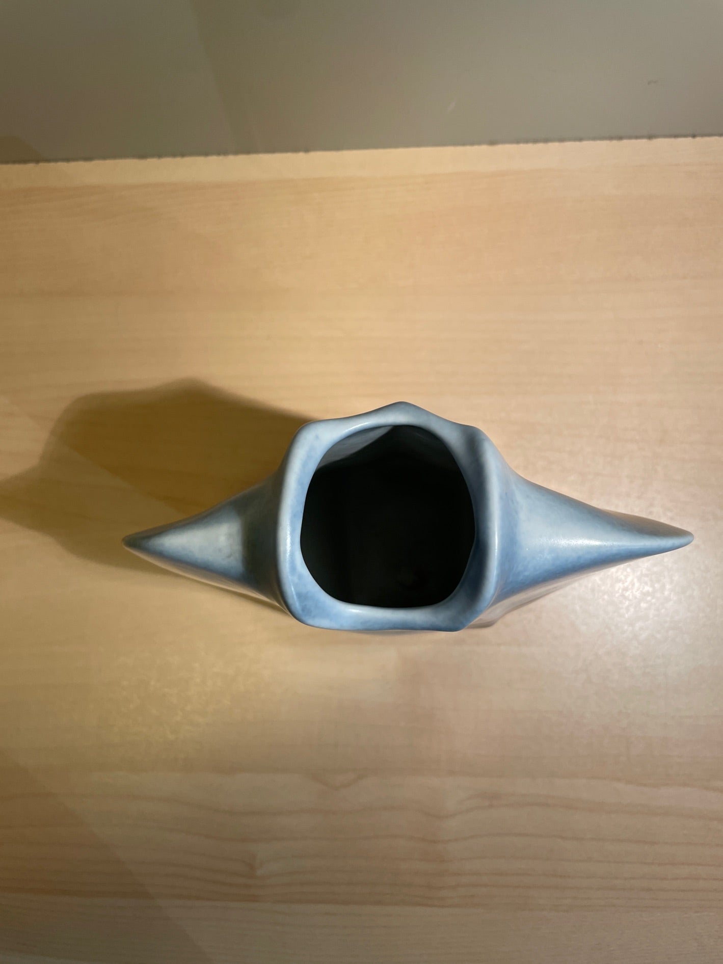 Virebent skulpturvase